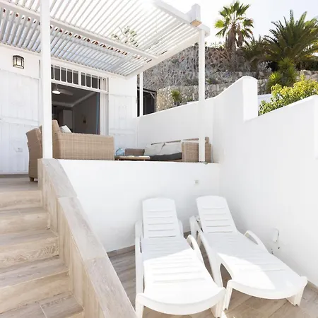 Home2book Stunning Views * 아데제